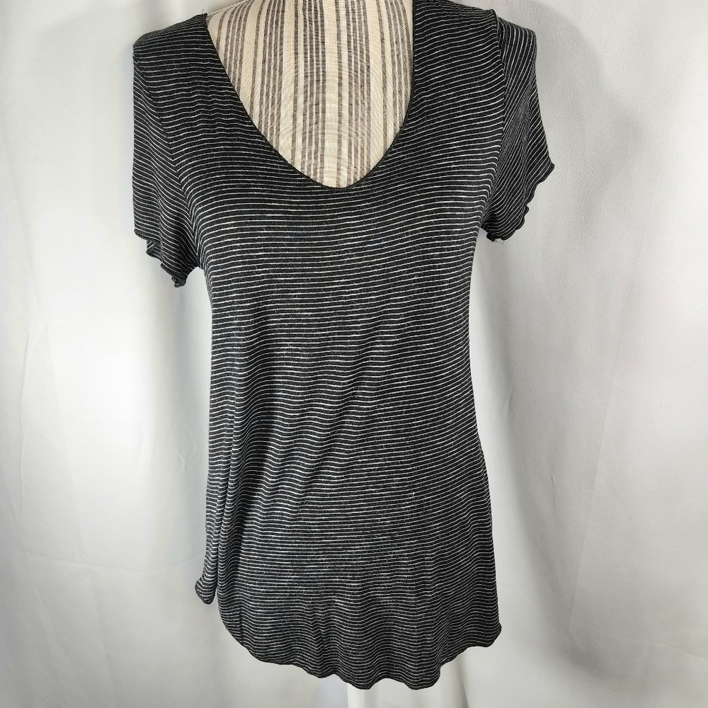 Mod Ref Black & White Striped V Neck Cap Sleeve Top Size Medium